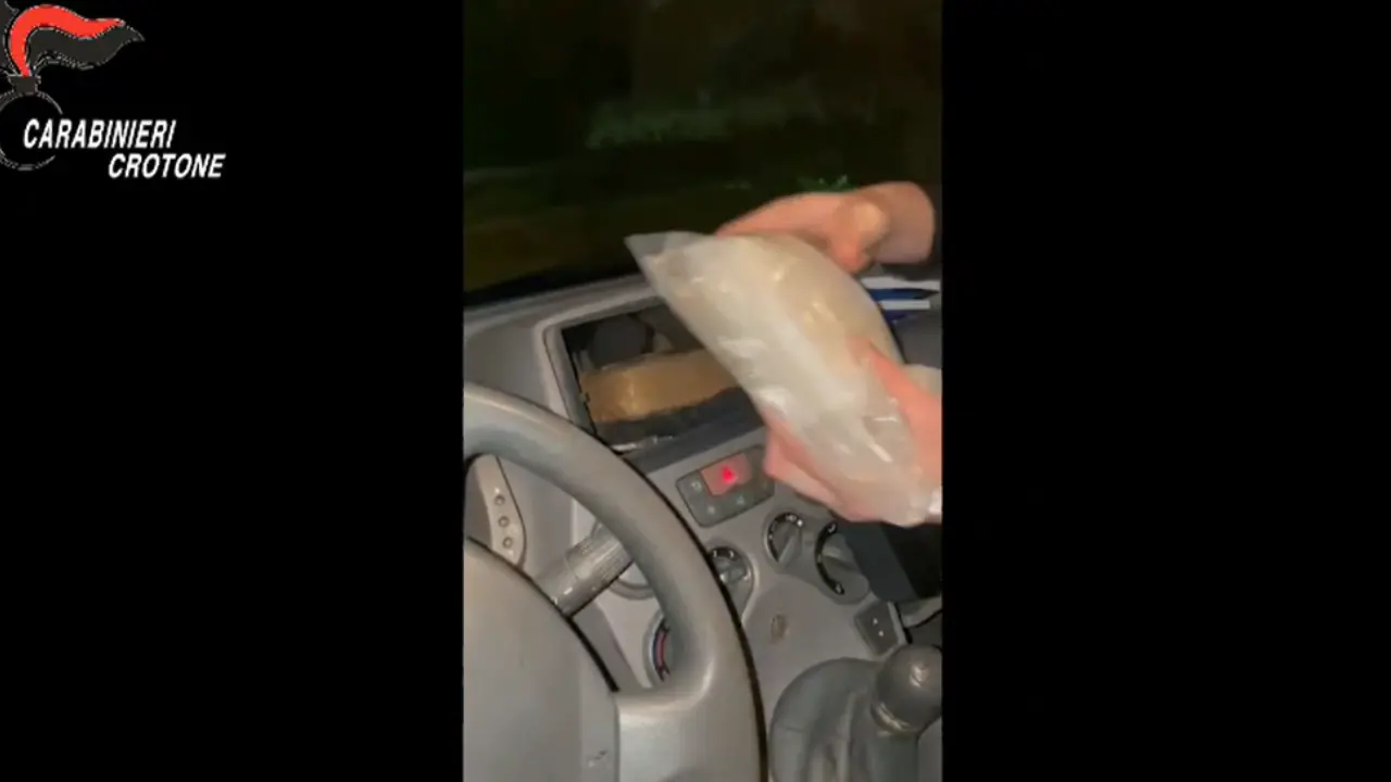 Viaggiavano in auto con un chilo di cocaina, due giovani arrestati nel Crotonese\n