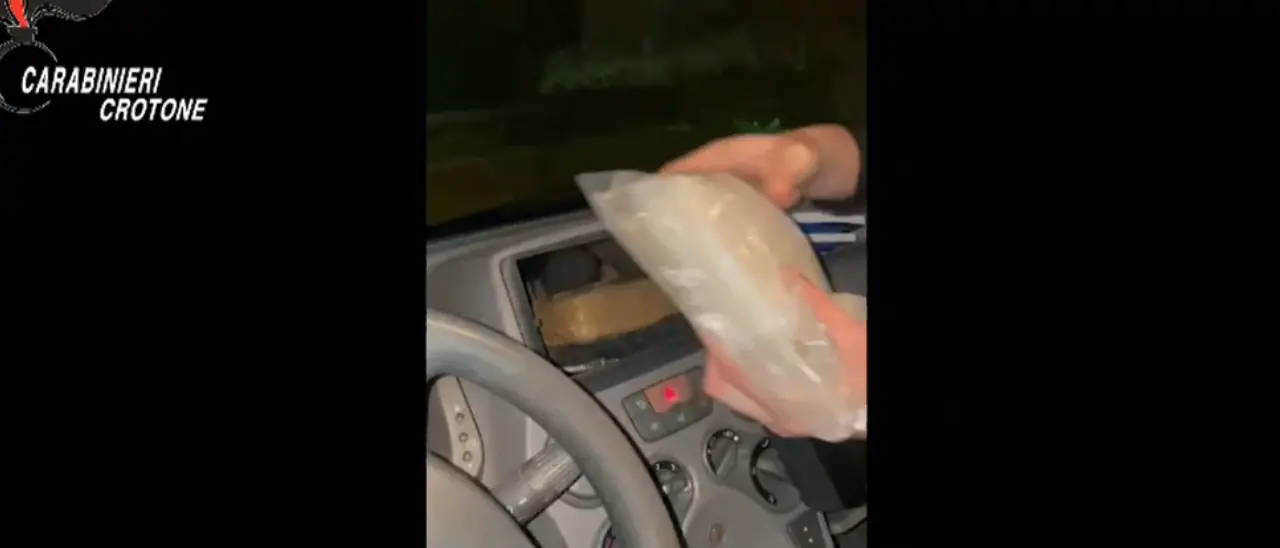 Viaggiavano in auto con un chilo di cocaina, due giovani arrestati nel Crotonese\n