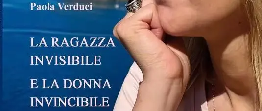 Dalla fragilità alla rinascita, una voce che rompe il silenzio: Paola Verduci racconta sé stessa in “La ragazza invisibile e la donna invincibile”\n