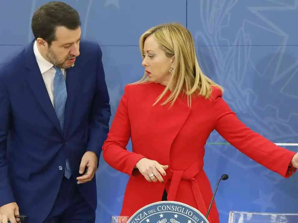 Fratelli d’Italia primo partito ma in flessione: cala anche la fiducia in Meloni, governo sotto osservazione