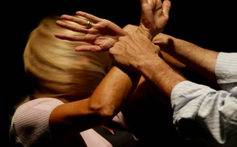 Aggredisce la moglie davanti ai figli, i vicini chiamano i carabinieri: un arresto a Spezzano della Sila\n