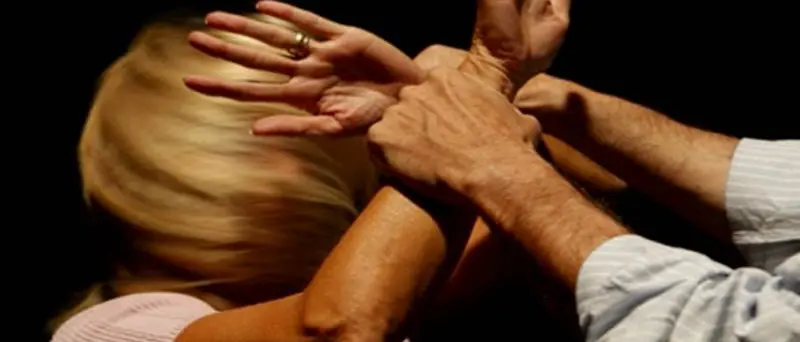 Aggredisce la moglie davanti ai figli, i vicini chiamano i carabinieri: un arresto a Spezzano della Sila\n