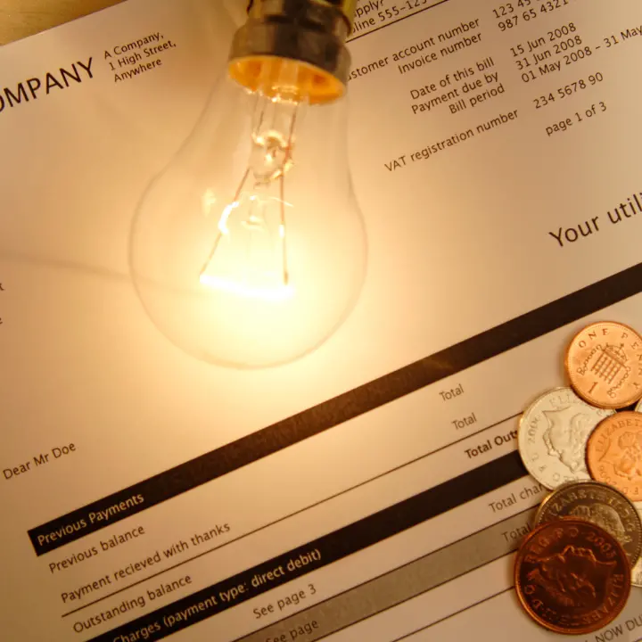 Aumenta la soglia Isee per i bonus luce, gas, acqua e rifiuti: gli sconti applicati direttamente in bolletta\n