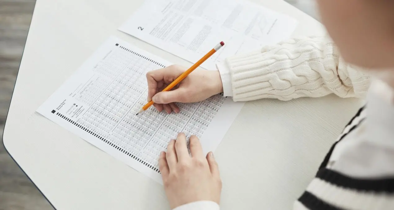 La separazione delle carriere diventa un progetto scolastico (a favore del Sì),\u00A0l’Anm di Catanzaro denuncia: «Esclusi pm e giudici»\n