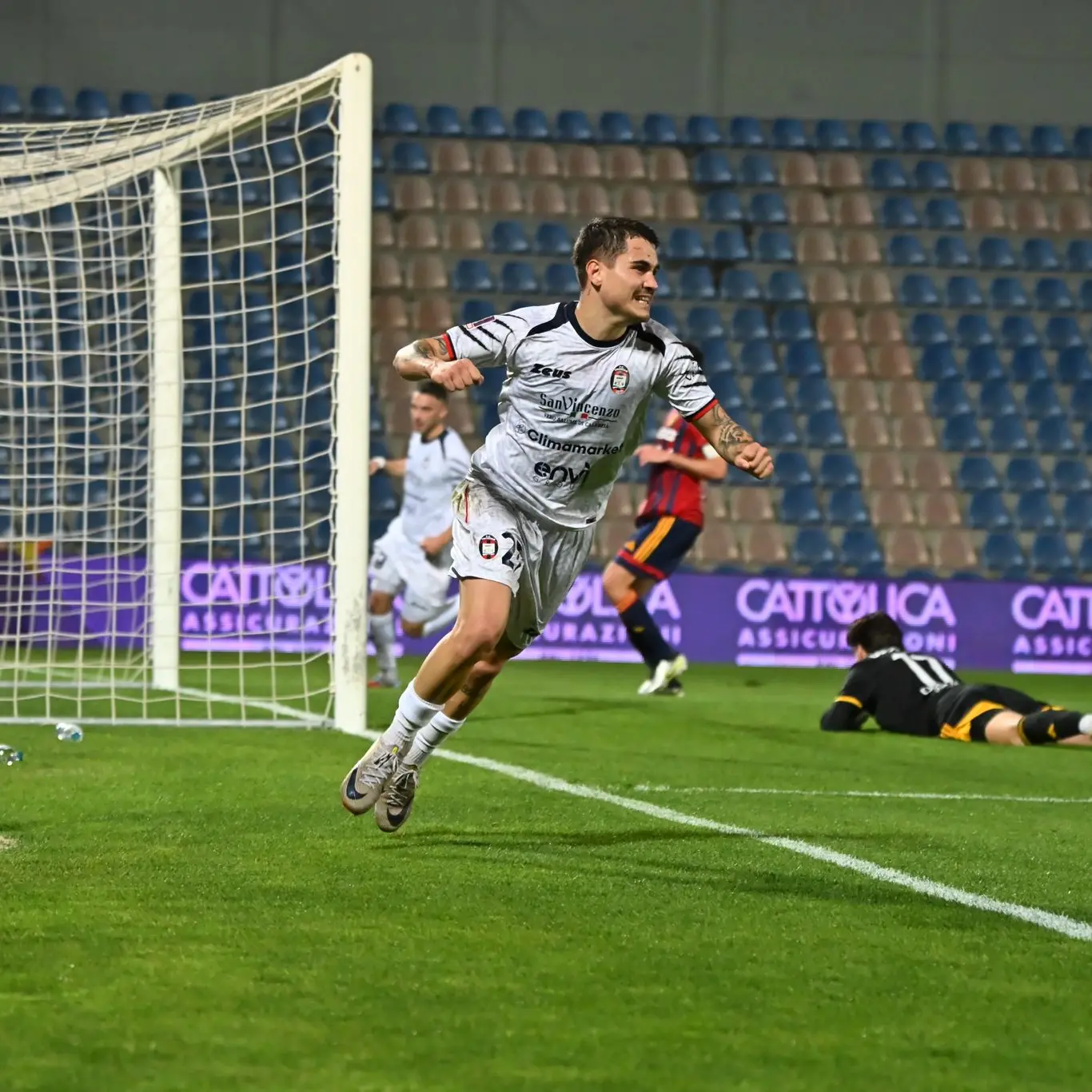 Serie C, Crotone-Potenza 2-0: Maggio e Di Pasquale affondano i lucani con la\u00A0curva Sud fuori per protesta\n