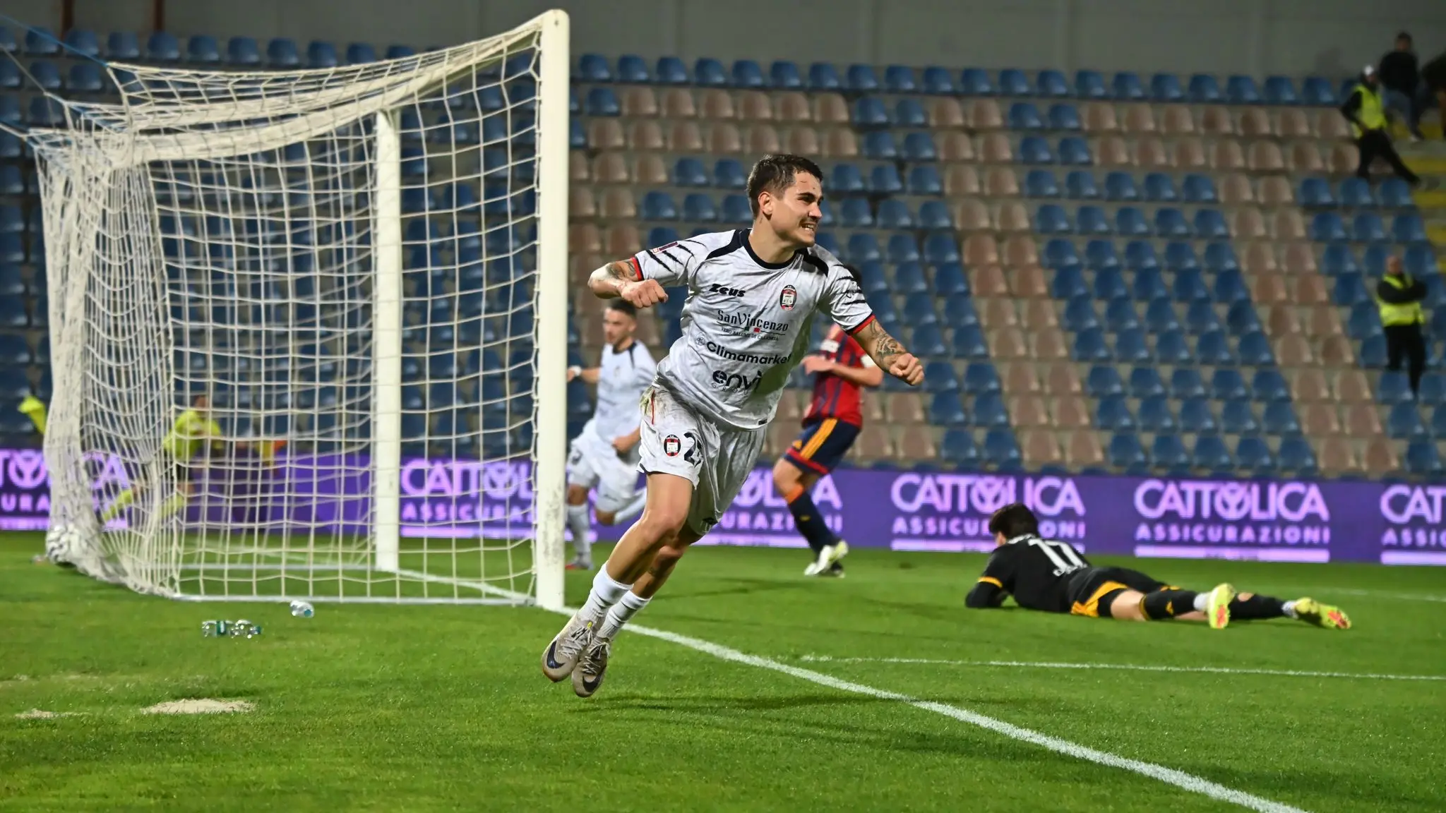 Serie C, Crotone-Potenza 2-0: Maggio e Di Pasquale affondano i lucani con la\u00A0curva Sud fuori per protesta\n