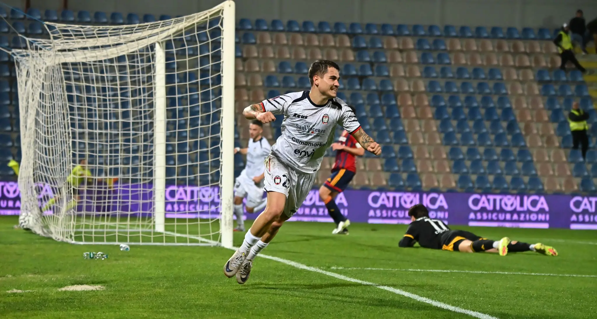 Serie C, Crotone-Potenza 2-0: Maggio e Di Pasquale affondano i lucani con la\u00A0curva Sud fuori per protesta\n