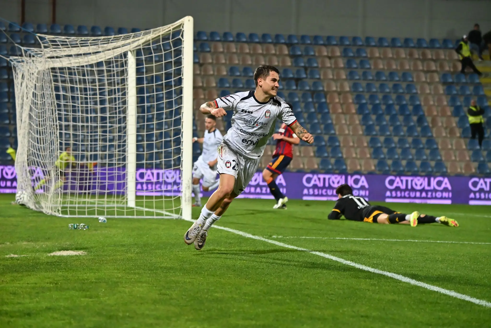 Serie C, Crotone-Potenza 2-0: Maggio e Di Pasquale affondano i lucani con la\u00A0curva Sud fuori per protesta\n