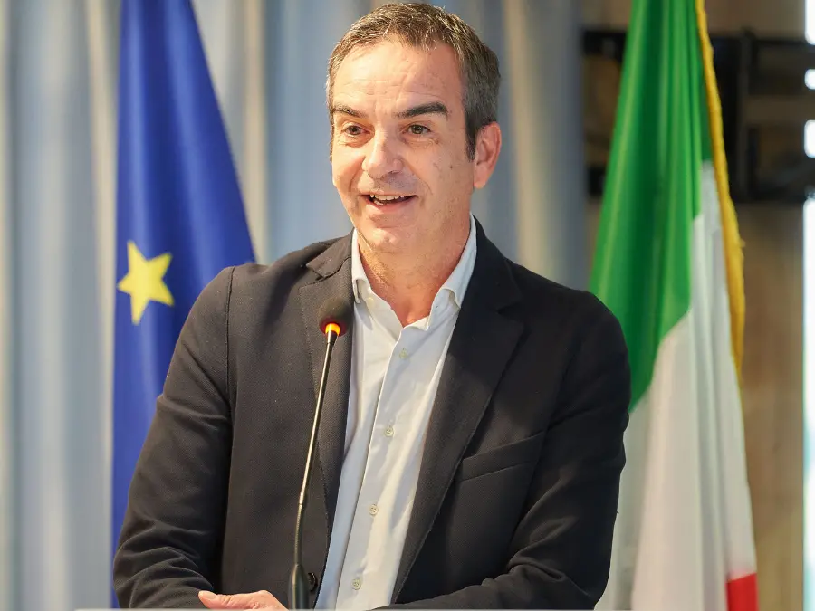 Occhiuto sogna la California, ma in Calabria (dalle Terme agli aeroporti) ha centralizzato tutto. Fermo il trasporto pubblico locale