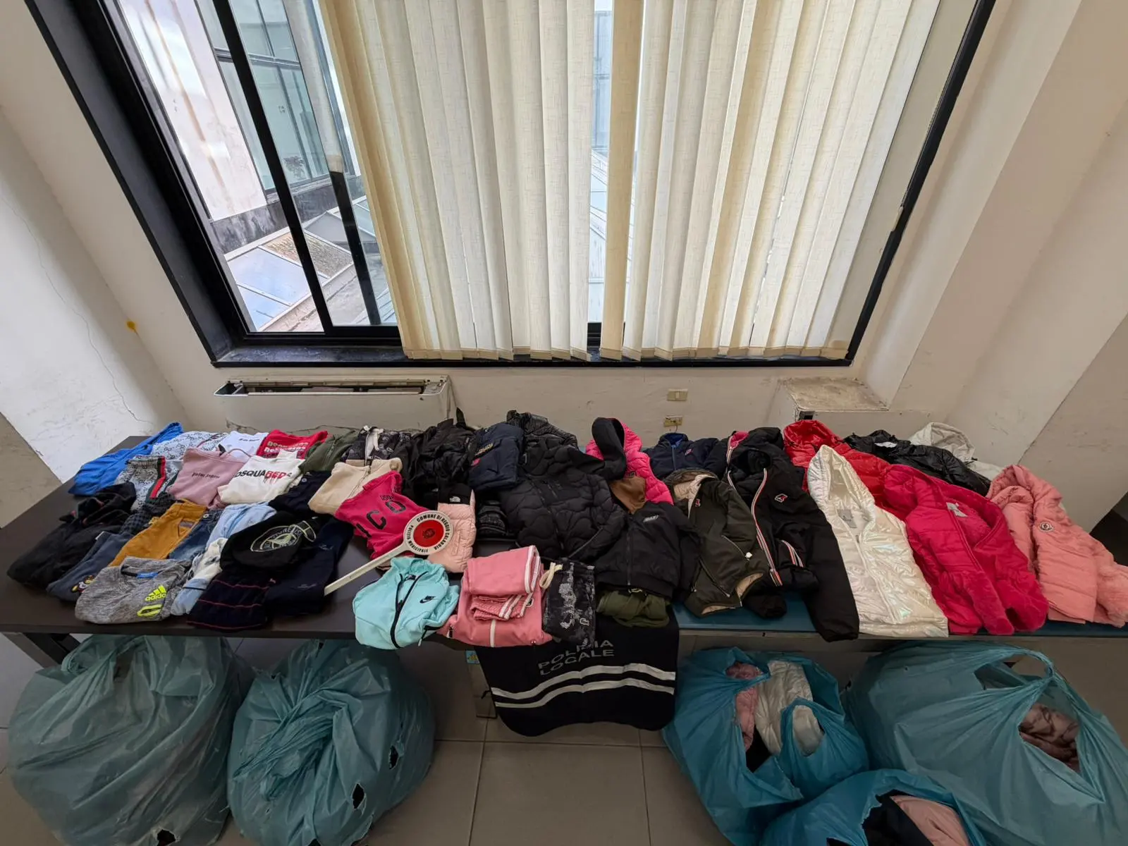 Reggio, giro di vite della Polizia Locale sul commercio abusivo presso il mercato del venerdì di largo Botteghelle\n