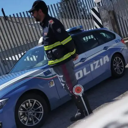 Cirò Marina, senza patente non si ferma all’alt, fugge e urta un’auto in corsa: arrestato\n