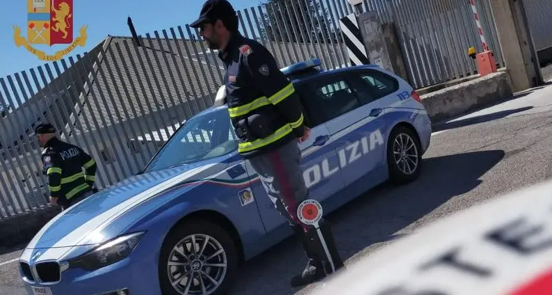 Cirò Marina, senza patente non si ferma all’alt, fugge e urta un’auto in corsa: arrestato\n