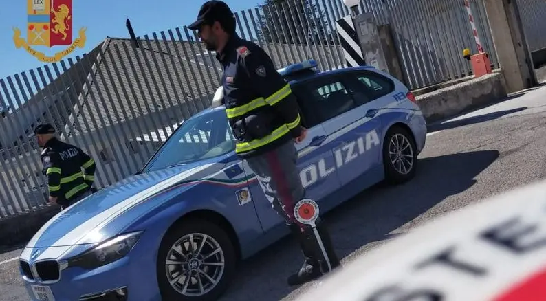 Cirò Marina, senza patente non si ferma all’alt, fugge e urta un’auto in corsa: arrestato\n