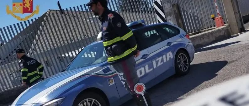 Cirò Marina, senza patente non si ferma all’alt, fugge e urta un’auto in corsa: arrestato\n