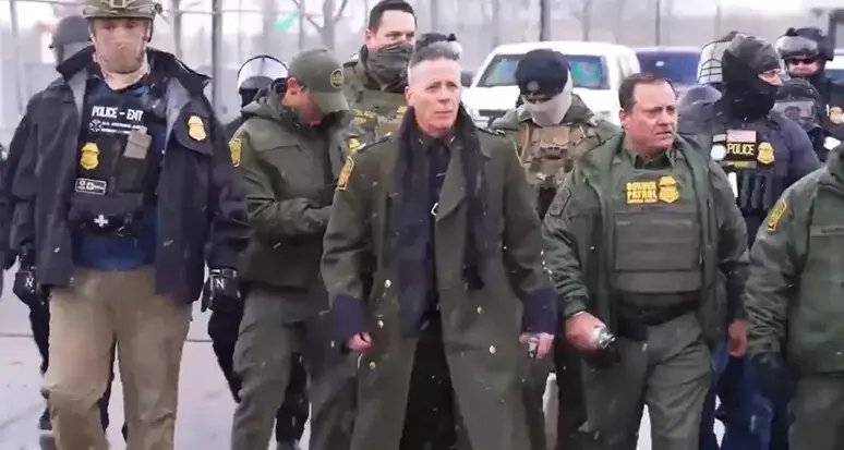 Greg Bovino, l’ex capo del Border Patrol artefice dei maxi blitz anti-immigrati, ora pensa alla Casa Bianca\n