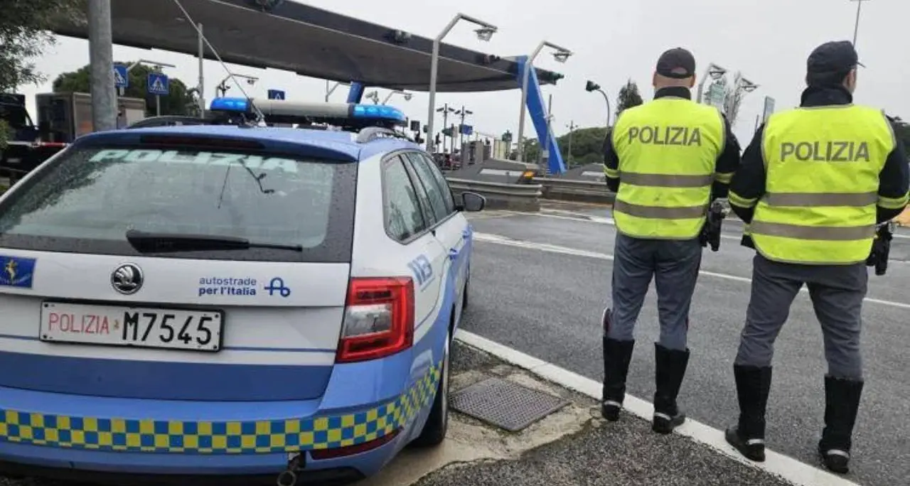 Scontri sull'A1 fra ultras del Napoli e della Lazio: 80 identificati, sequestrati bastoni e taglierini\n
