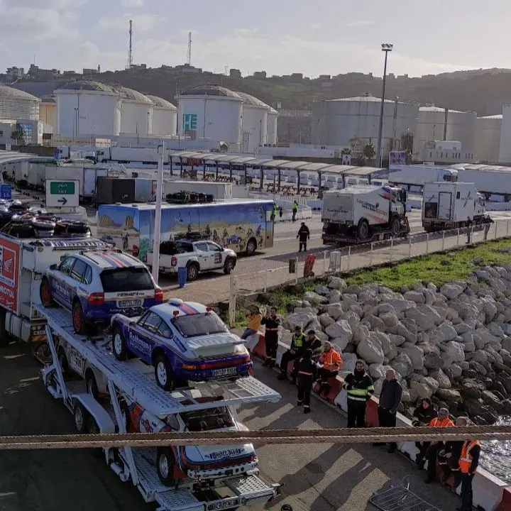 Africa Eco Race,2026 il via è congelato: pioggia, neve e vento bloccano la carovana a Tangeri