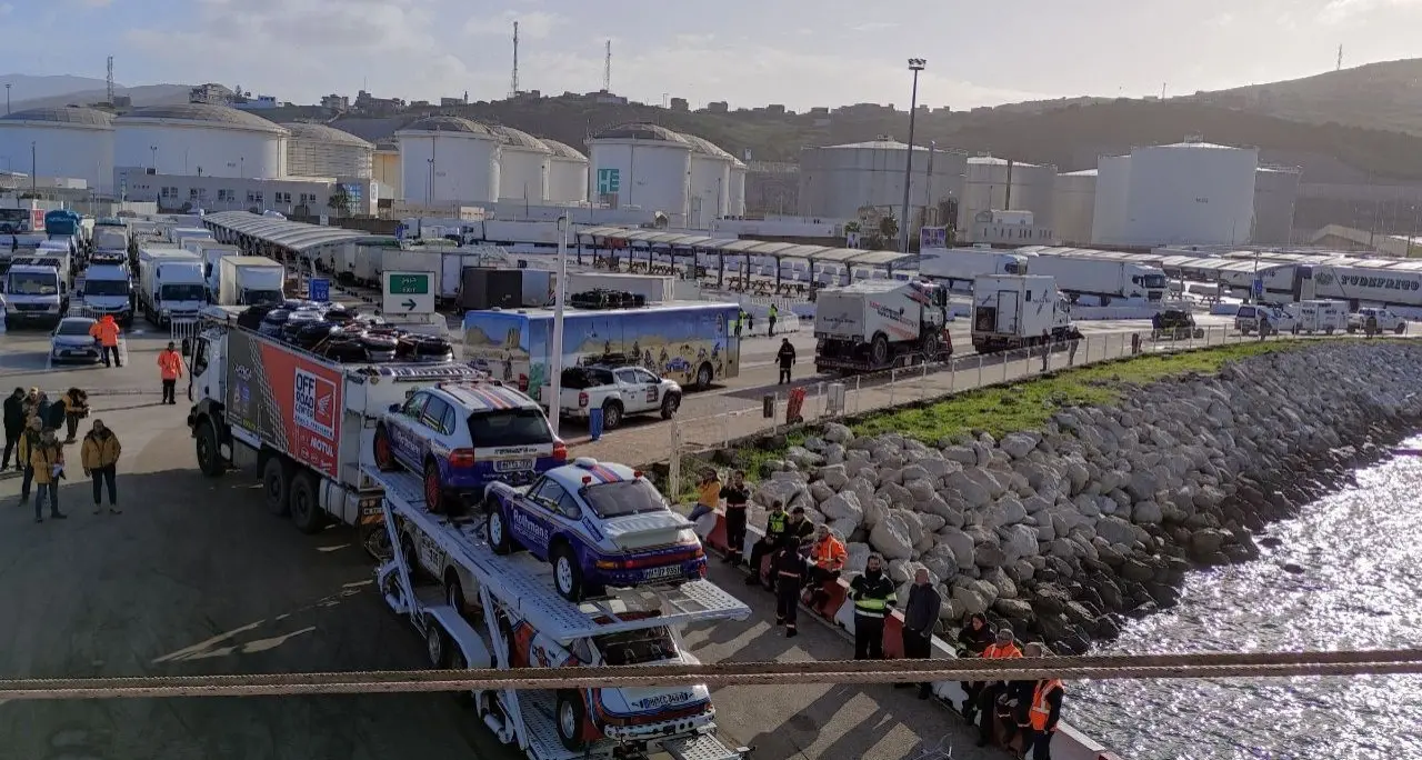 Africa Eco Race,2026  il via è congelato: pioggia, neve e vento bloccano la carovana a Tangeri