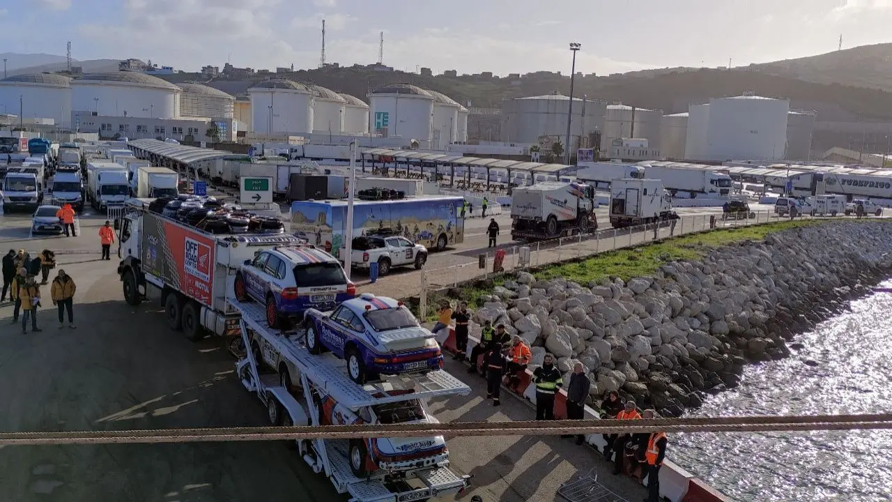 Africa Eco Race,2026  il via è congelato: pioggia, neve e vento bloccano la carovana a Tangeri