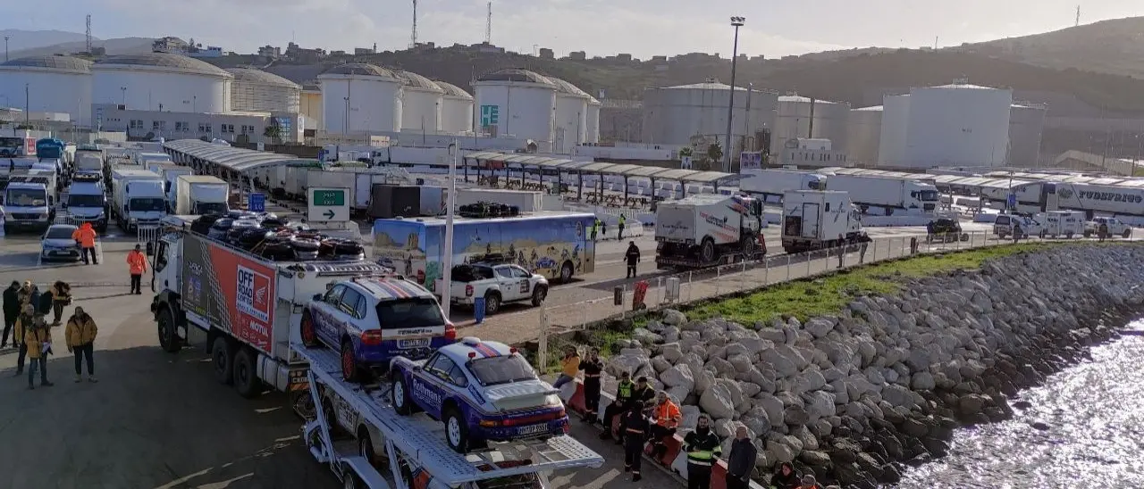 Africa Eco Race,2026  il via è congelato: pioggia, neve e vento bloccano la carovana a Tangeri