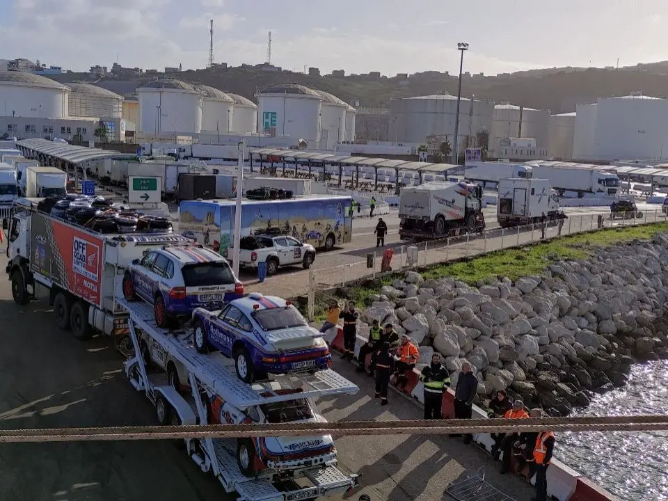 Africa Eco Race 2026, il via è congelato: pioggia, neve e vento bloccano la carovana a Tangeri