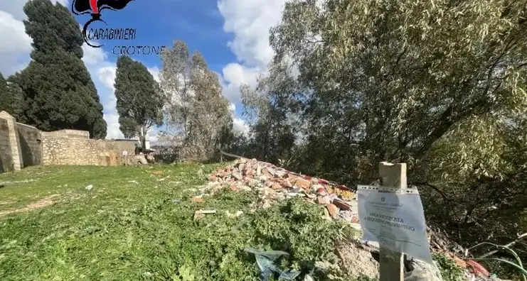 San Mauro Marchesato, sequestrata una discarica abusiva vicino al cimitero parzialmente crollato per il ciclone Harry