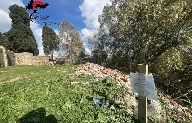San Mauro Marchesato, sequestrata una discarica abusiva vicino al cimitero parzialmente crollato per il ciclone Harry