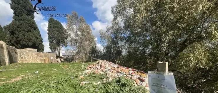 San Mauro Marchesato, sequestrata una discarica abusiva vicino al cimitero parzialmente crollato per il ciclone Harry