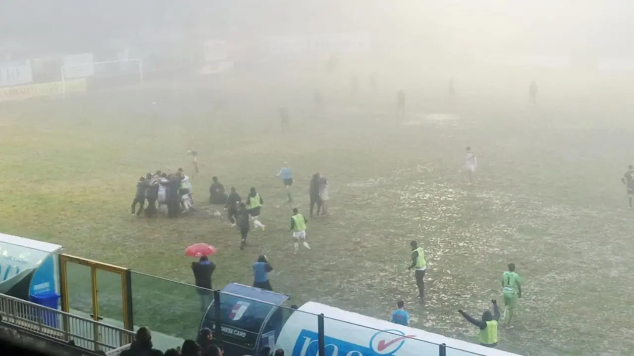 Serie D, la pioggia porta bene alla Vibonese: i rossoblù ritrovano la vittoria nel derby contro il Sambiase\n