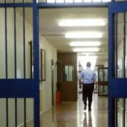 Aggressione nel carcere di Cosenza: cinque poliziotti penitenziari feriti\n
