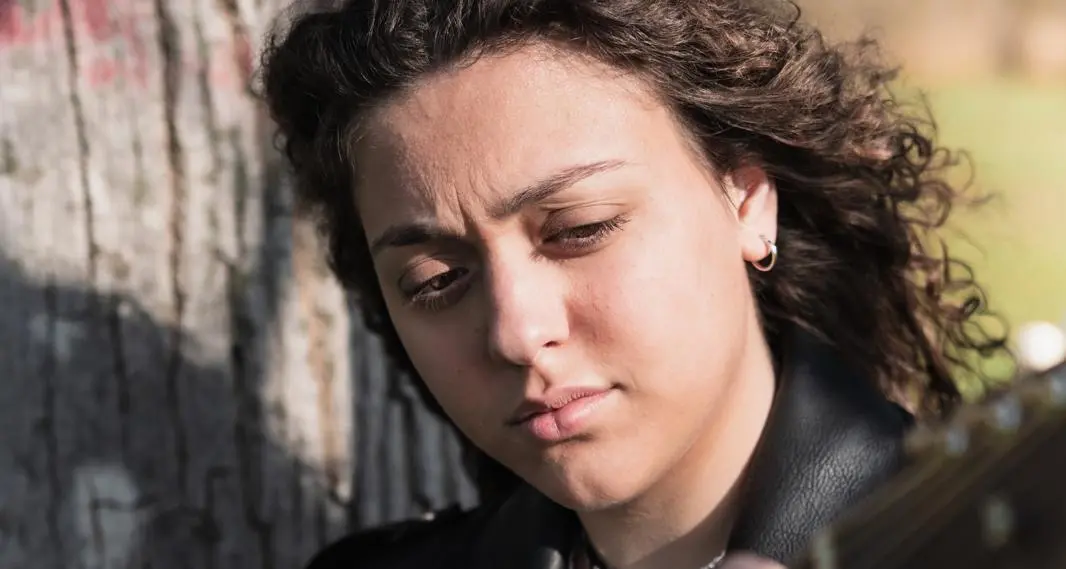 Una voce per\u00A0una generazione in bilico,\u00A0Federica Greco: «La fragilità è una forza, ti rende più vero»\n