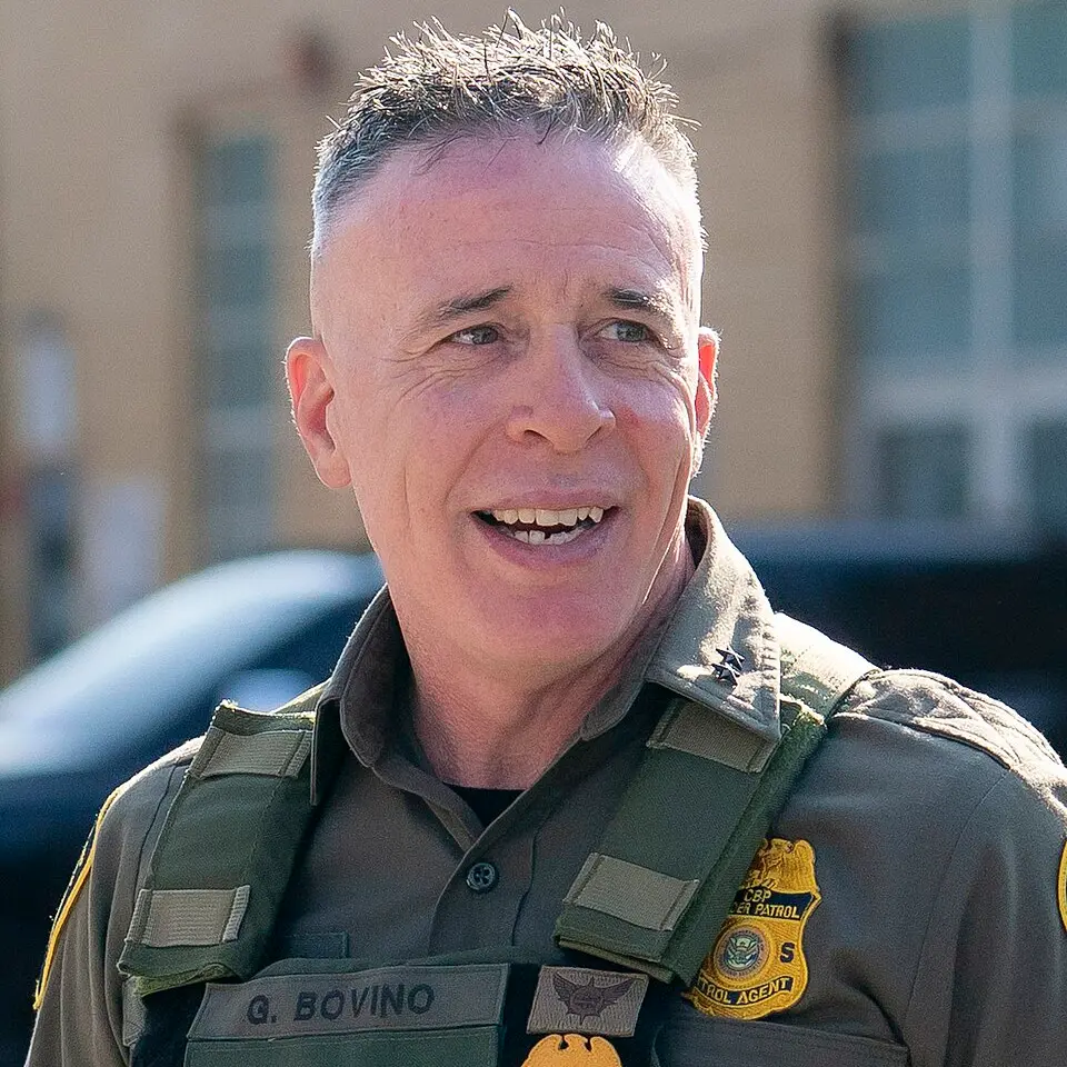 Dalla Calabria\u00A0alla Border Patrol,\u00A0così Greg Bovino guida la guerra\u00A0agli immigrati “dimenticando” le sue origini