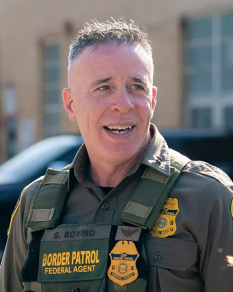 Dalla Calabria\u00A0alla Border Patrol,\u00A0così Greg Bovino guida la guerra\u00A0agli immigrati “dimenticando” le sue origini
