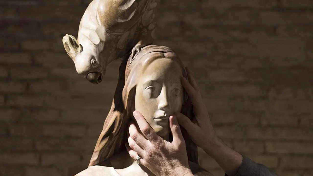 <p>"Ragazza con pappagallo" di Aron Demetz, da profilo X del Museo Tattile Statale Omero</p>\\n