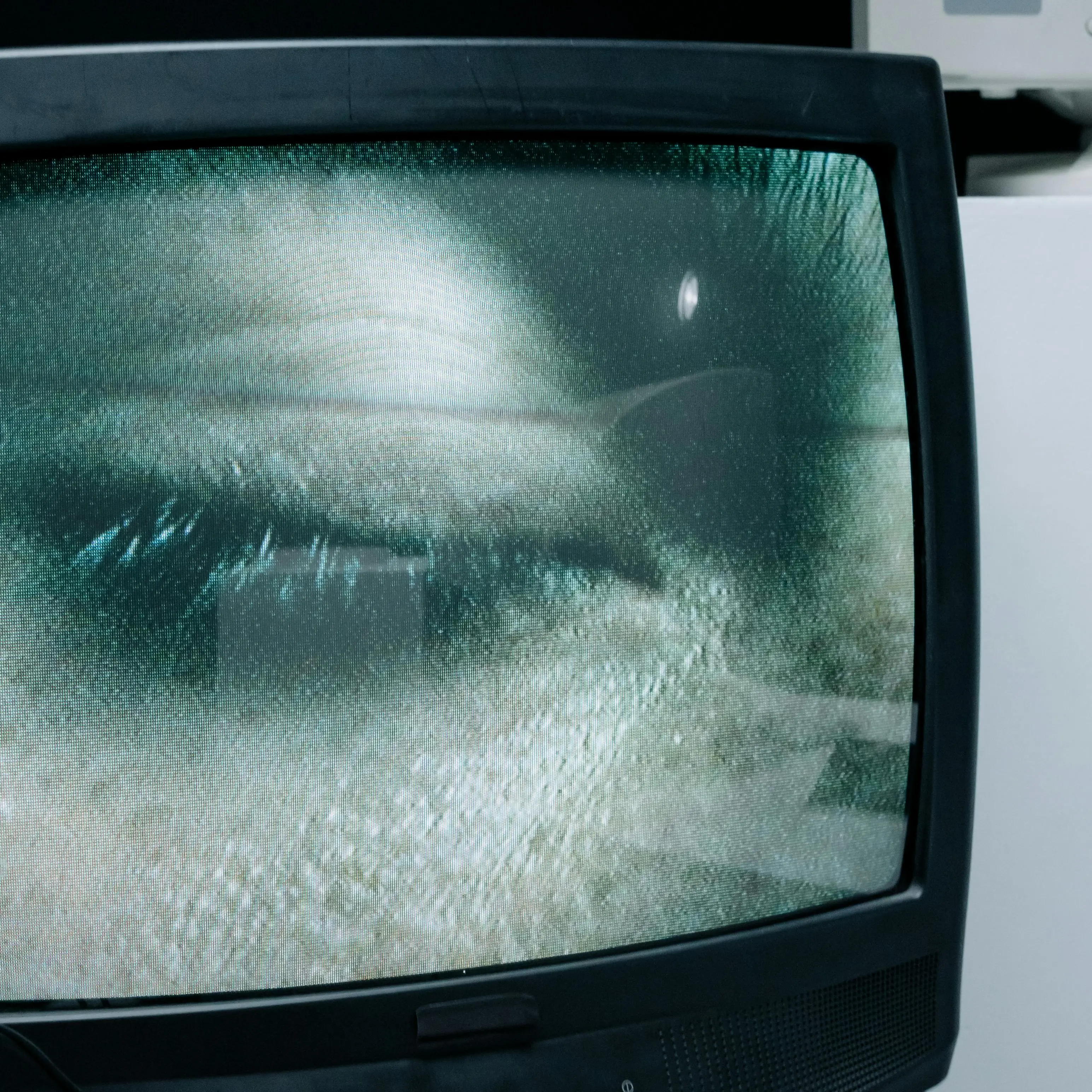 Se l’informazione guarda all’estero ma dimentica i problemi interni: così l’attenzione pubblica scivola via\n