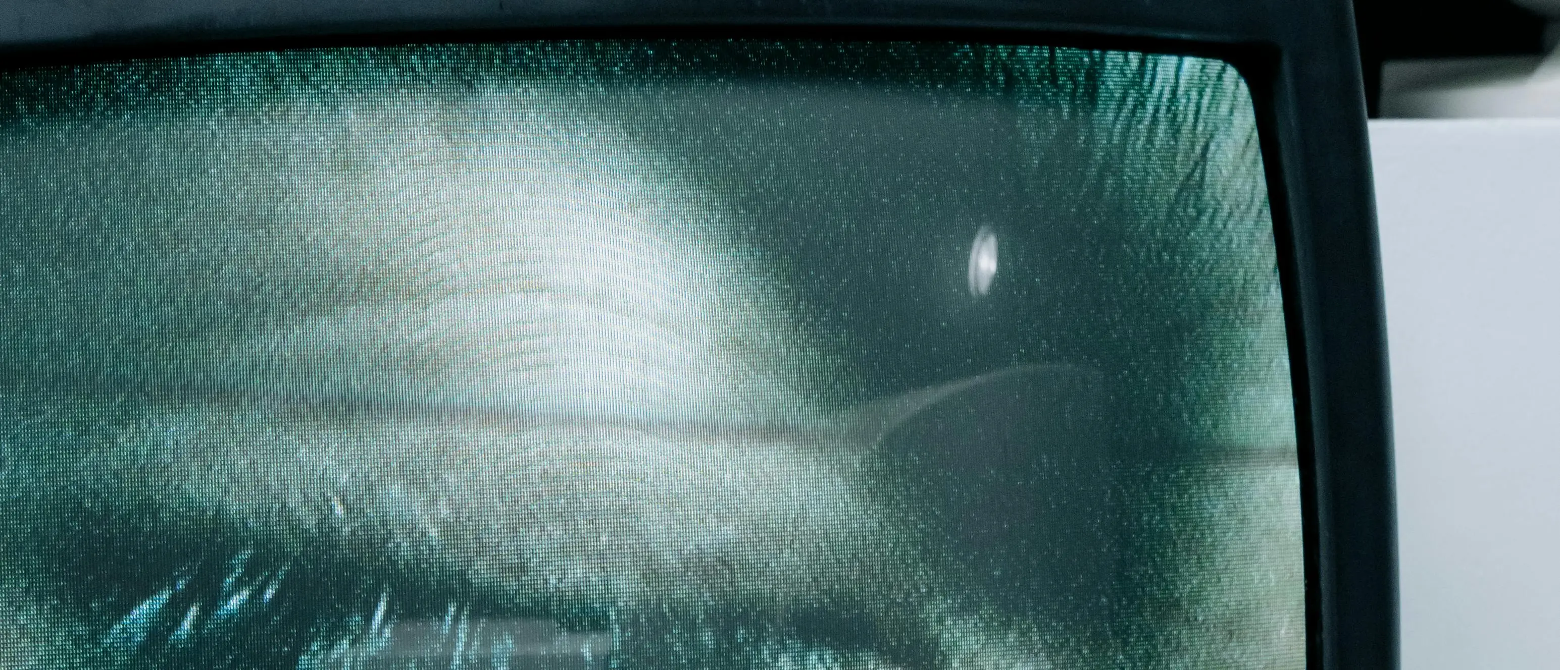 Se l’informazione guarda all’estero ma dimentica i problemi interni: così l’attenzione pubblica scivola via\n