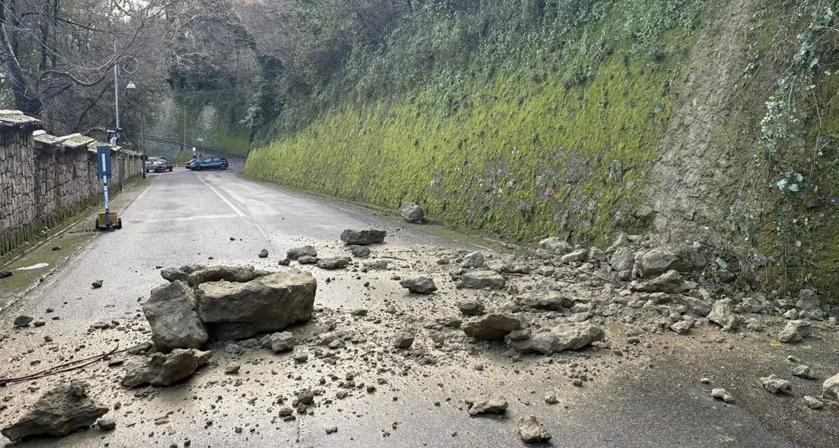 Cosenza, nuova frana in via Petrarca: massi sulla carreggiata nel centro storico\n