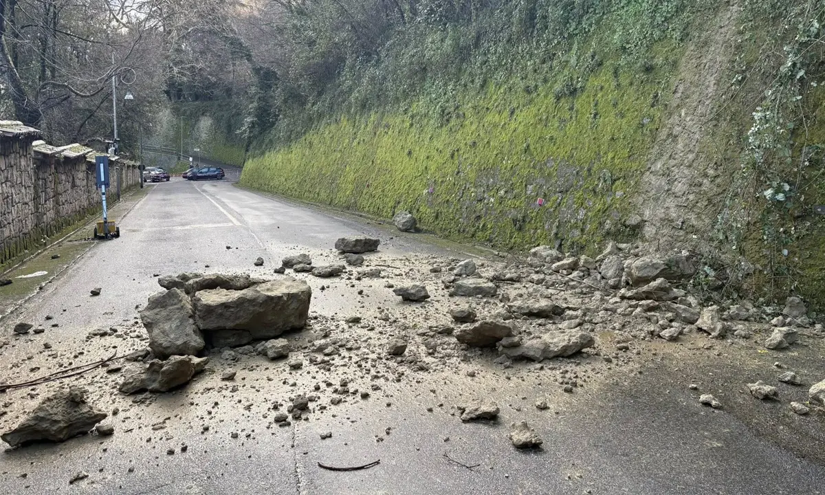 Cosenza, nuova frana in via Petrarca: massi sulla carreggiata nel centro storico\n