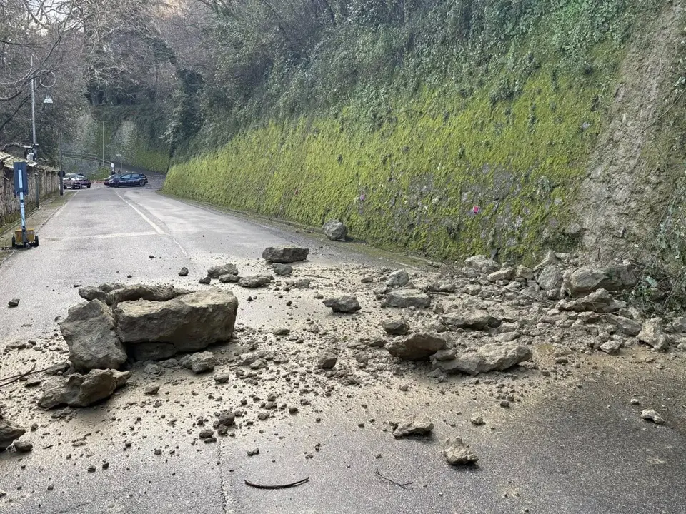 Cosenza, nuova frana in via Petrarca: massi sulla carreggiata nel centro storico