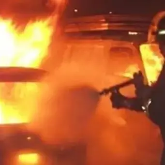 Vibo e dintorni sotto choc: tre auto date alle fiamme a Vena di Ionadi, indagini dei carabinieri in corso