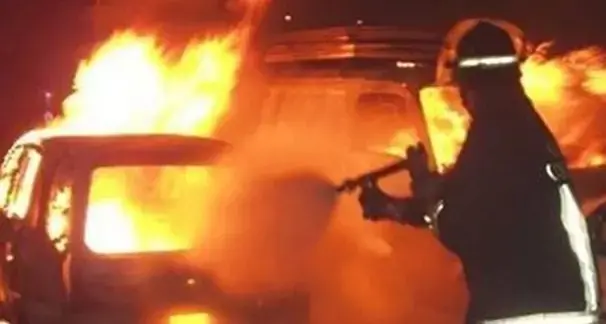 Vibo e dintorni sotto choc: tre auto date alle fiamme a Vena di Ionadi, indagini dei carabinieri in corso