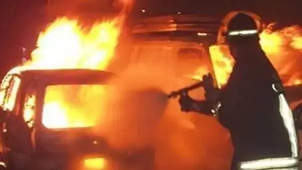 Vibo e dintorni sotto choc: tre auto date alle fiamme a Vena di Ionadi, indagini dei carabinieri in corso