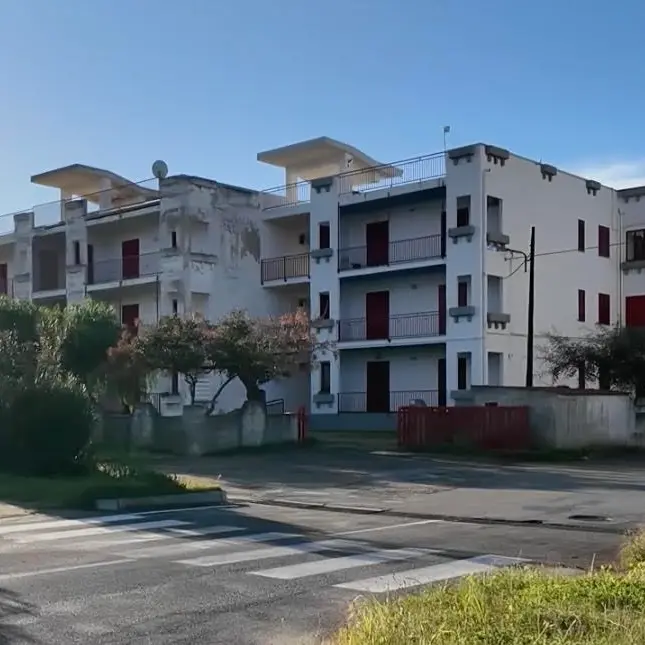 Schiavonea, notte di paura: coppia chiusa in casa dopo l’assalto di sconosciuti armati. Il racconto della vittima\n