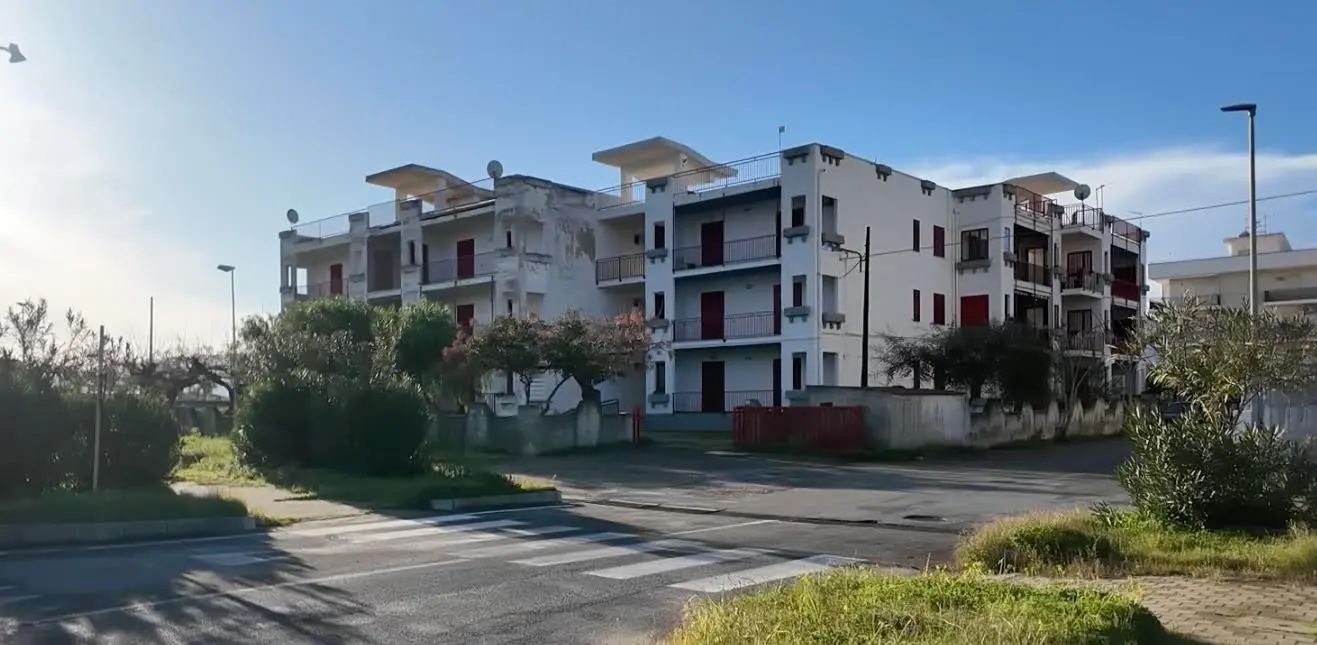 Schiavonea, notte di paura: coppia chiusa in casa dopo l’assalto di sconosciuti armati. Il racconto della vittima