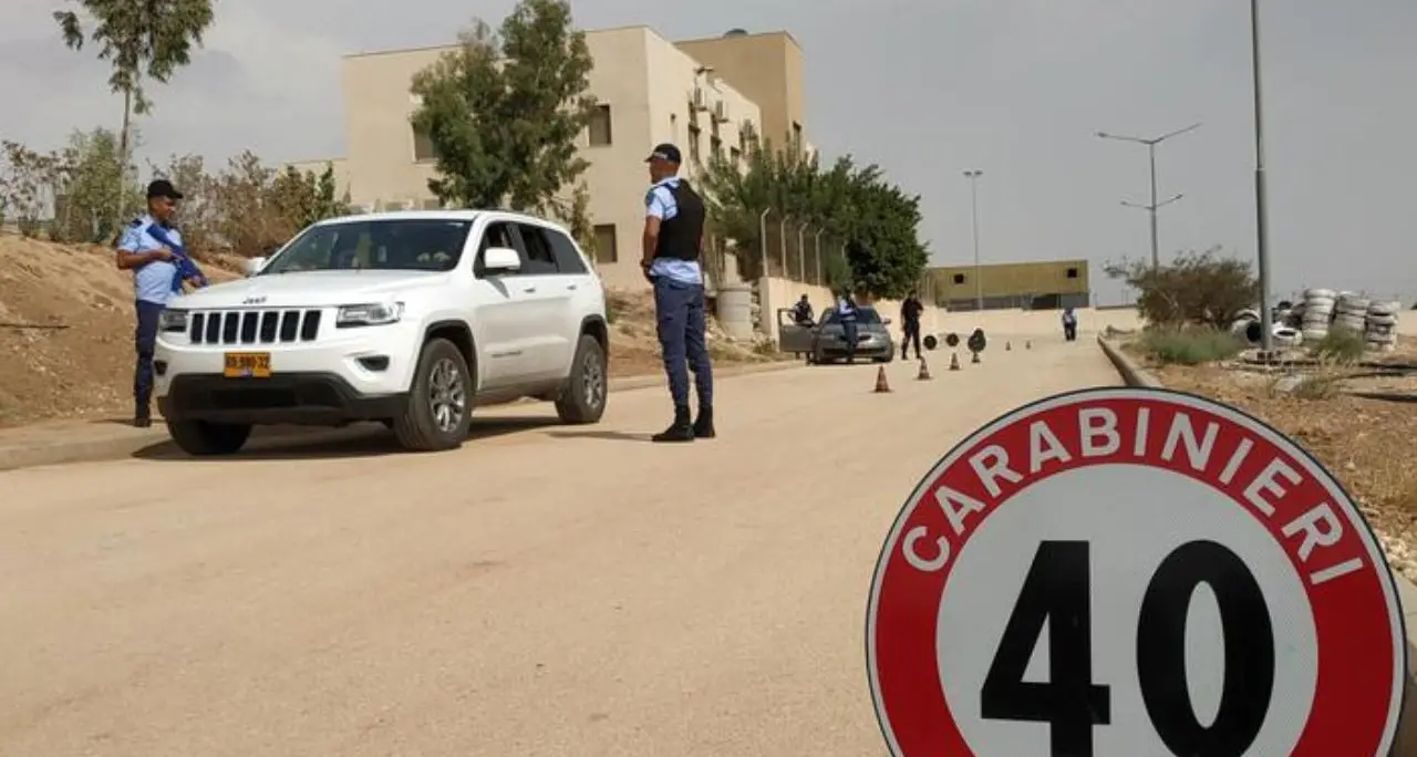 Cisgiordania, due carabinieri fatti inginocchiare e minacciati da un colono. Tajani convoca l'ambasciatore israeliano\n