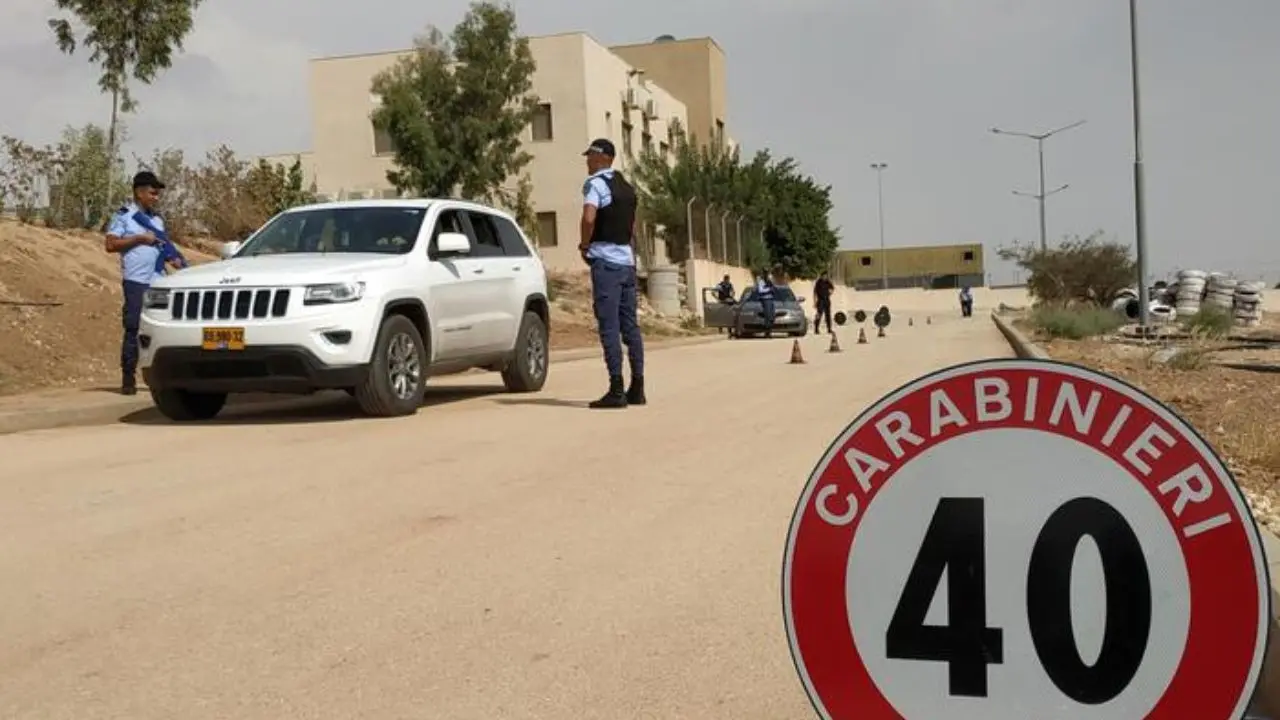 Cisgiordania, due carabinieri fatti inginocchiare e minacciati da un colono. Tajani convoca l'ambasciatore israeliano\n