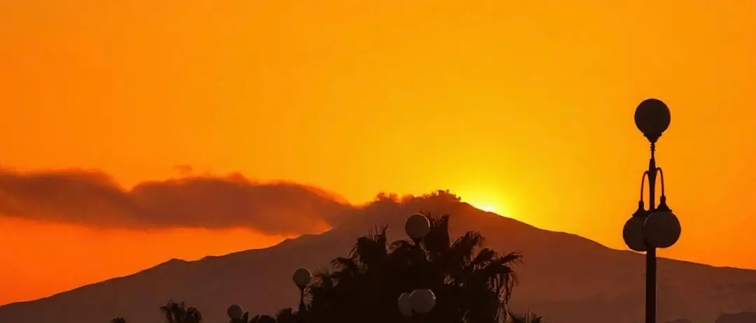 Tra cielo e fuoco, mano nella mano\n