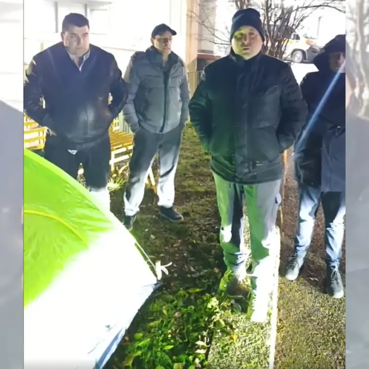 Serra senza anestesista, il comitato a difesa dell’ospedale\u00A0pianta una tenda all’ingresso: «Protesta ad oltranza»\n