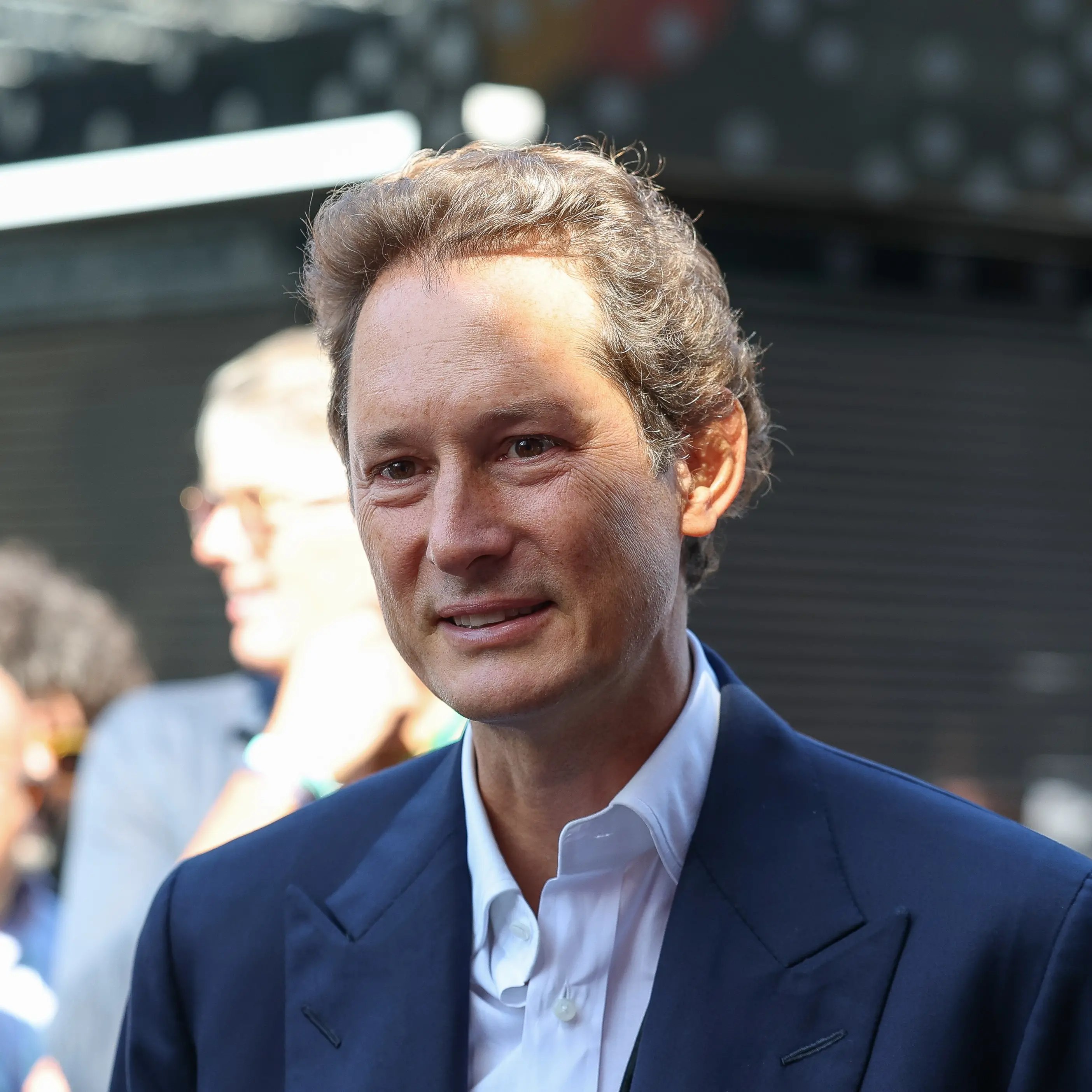 Elkann ha azzoppato anche il Cavallino: Ferrari delude in pista, affonda in Borsa e perde l’aura di intoccabile\n