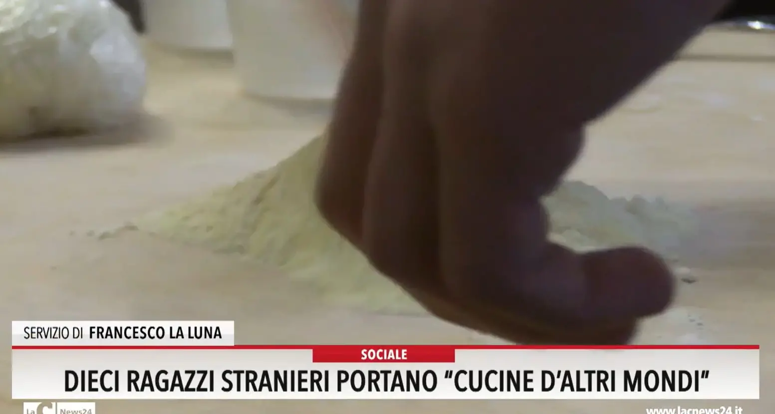 Dieci ragazzi stranieri portano Cucine d'altri mondi